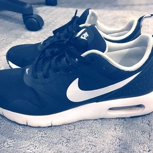Nike Air (7 Womens or 5.5Y)